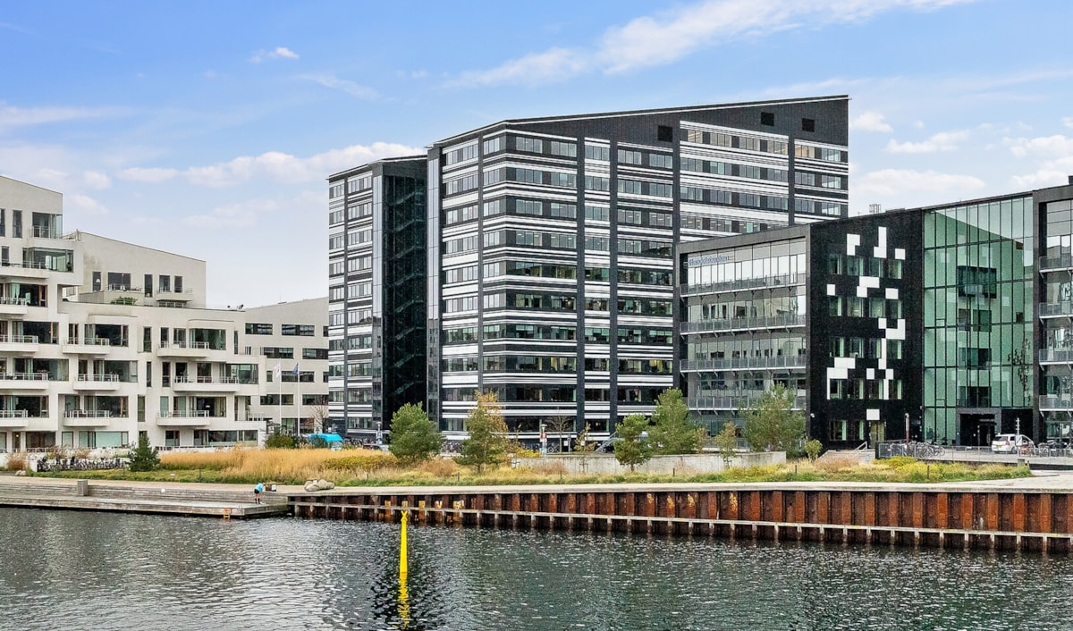 Billedet viser facaden p&aring; Havneholmen 25 fra vandet