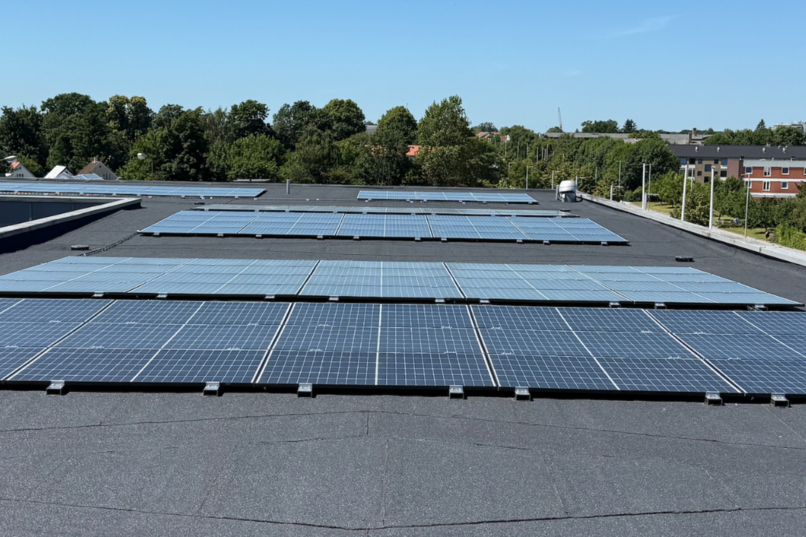 Billedet viser et solcelleanl&aelig;g p&aring; Hovedvejen 1.