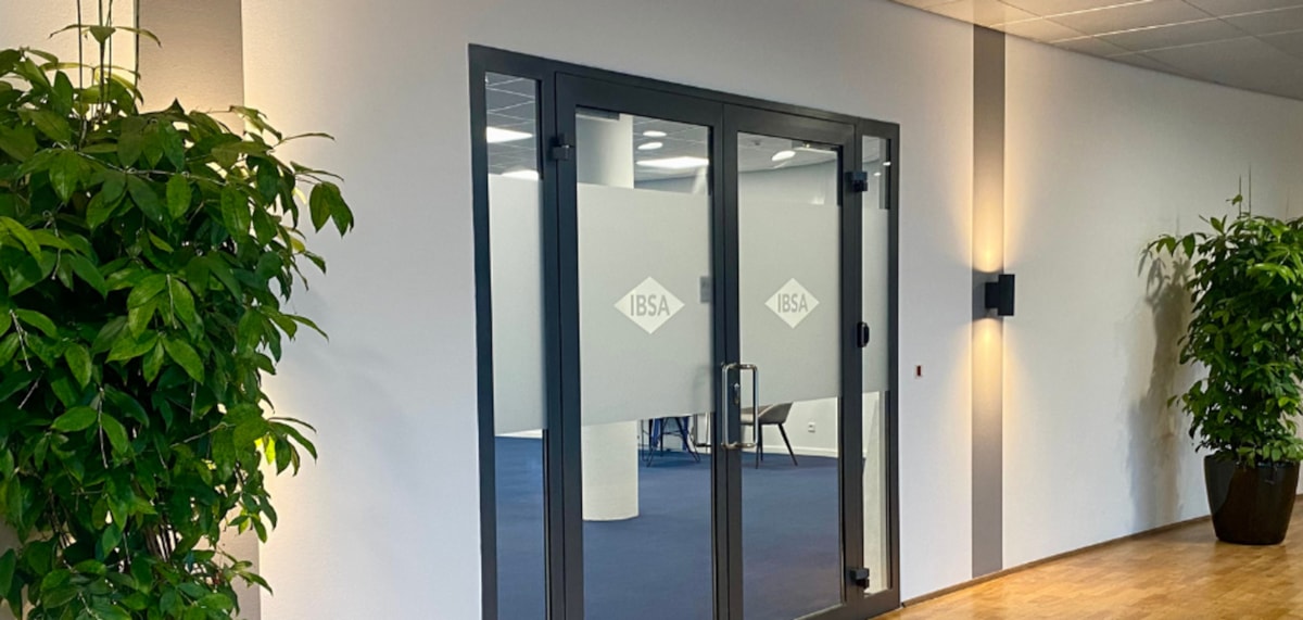 Billedet viser indgangen til IBSA Nordics kontor p&aring; Kalvebod Brygge 45.