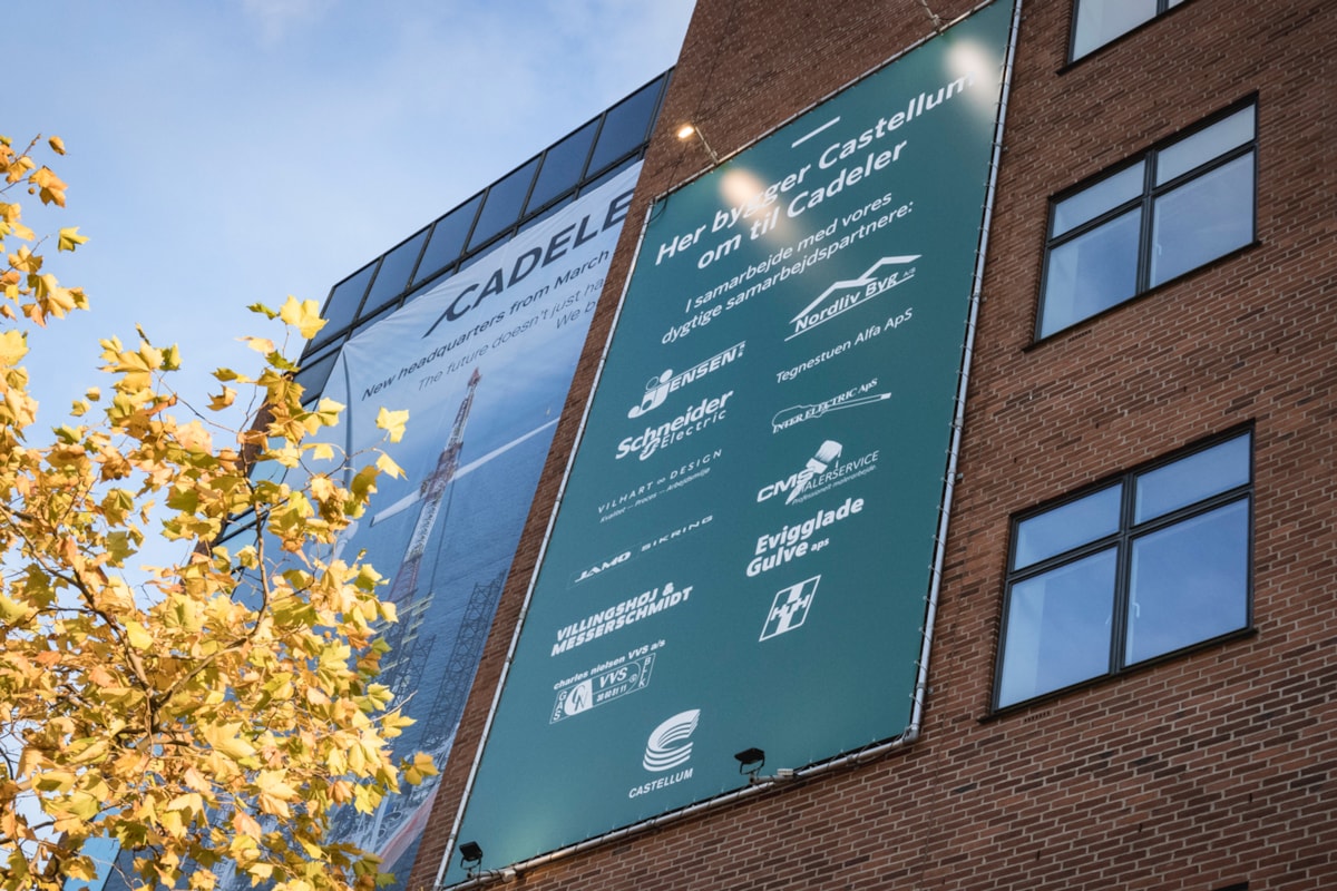 Billedet viser et skilt over samarbejdspartnere p&aring; ombygningen af Kalvebod Brygge 43