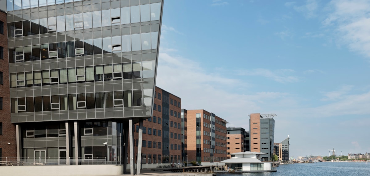 Billedet viser facaden p&aring; Kalvebod Brygge 45 fra vandsiden